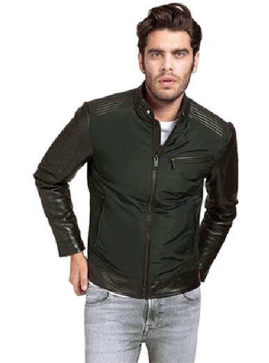 Chaqueta Guess M1RL48WDMP0 en color negro, combinación de piel sintética y tejido.