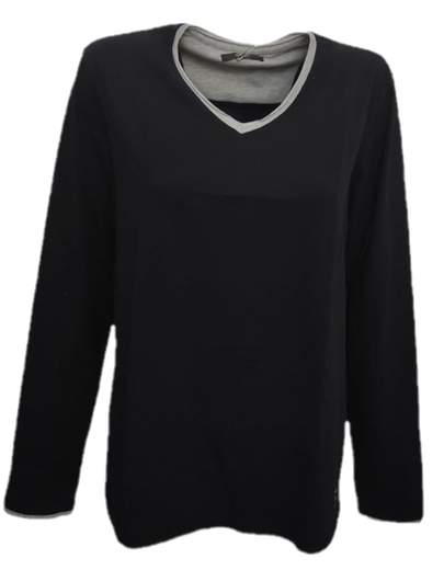 Maglia Gaudì 921BU64008 in cotone caratterizzata da un mix di lavorazioni che creano un ricercato effetto 3D. Il modello presenta collo a V, maniche lunghe e bordi rifiniti a costine con riga a contrasto. Gaudì 921BU64008 NERO