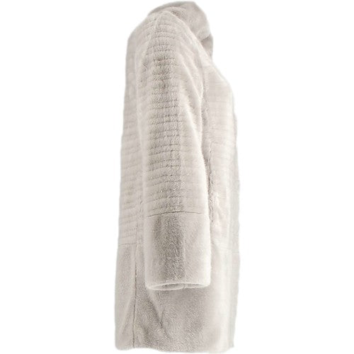 Chaqueta Luckylu 24LLPL01EP de piel sintética gris claro. Cierre con botones ocultos.