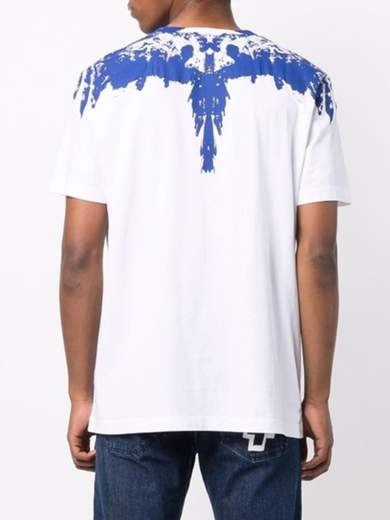 Marcelo Burlon CMAA018F21JER0050145 Camiseta blanca, estampado regular de alas azules en la parte delantera y trasera, cuello redondo, mangas cortas, cuello acanalado