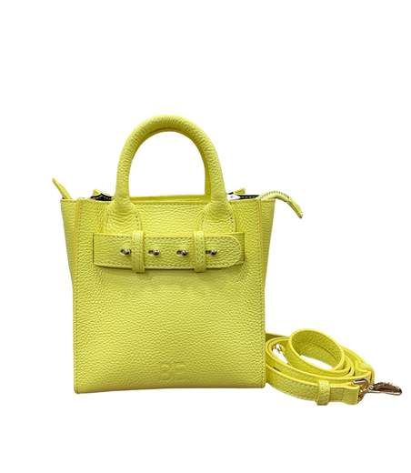 BE. BEYELLOW Bolso amarillo BE. Amanda de piel de becerro estampada martillada. Asas dobles de piel. Cinturón de piel. Bandolera desmontable. Cierre de cremallera. Patas metálicas protectoras en la parte inferior. Bolsillo interior con cremallera. 18