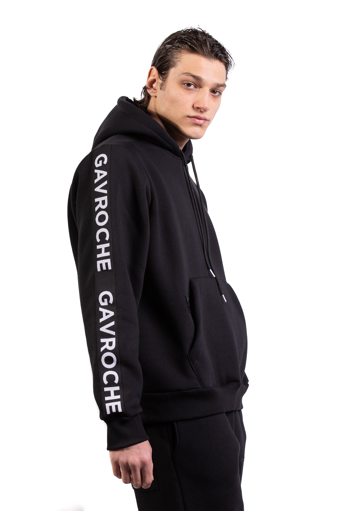 Felpa Gavroche Paris modello U701 nero con cappuccio e maniche lunghe