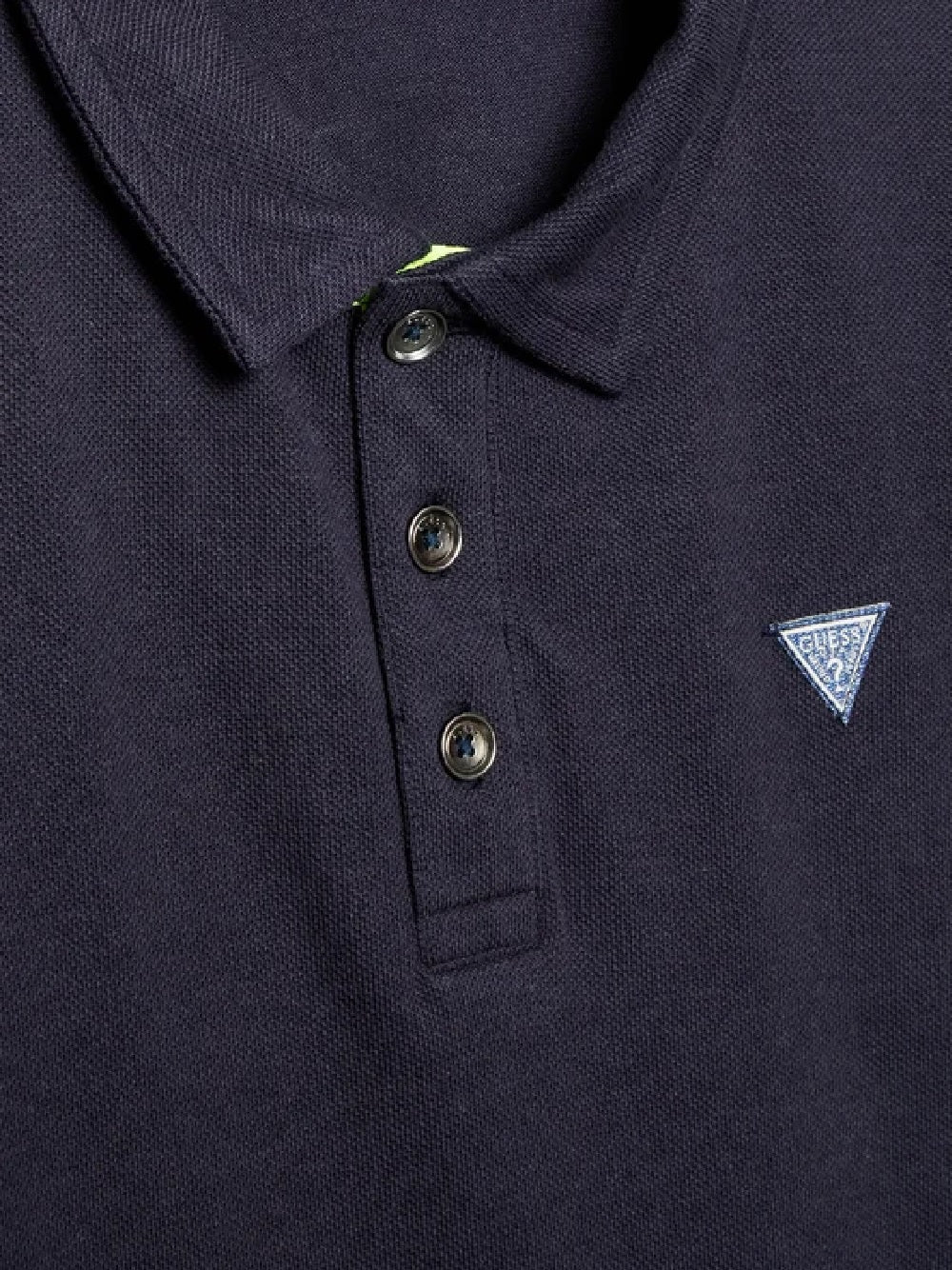 Polo Guess L2GP02KAPY0 con bottore e logo al petto.