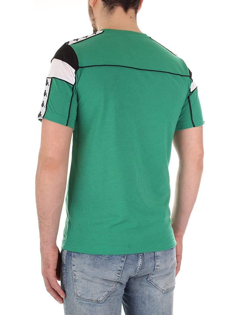 Camiseta Kappa modelo 303WBS0 banda 222 con repetición de logo en hombros y mangas
