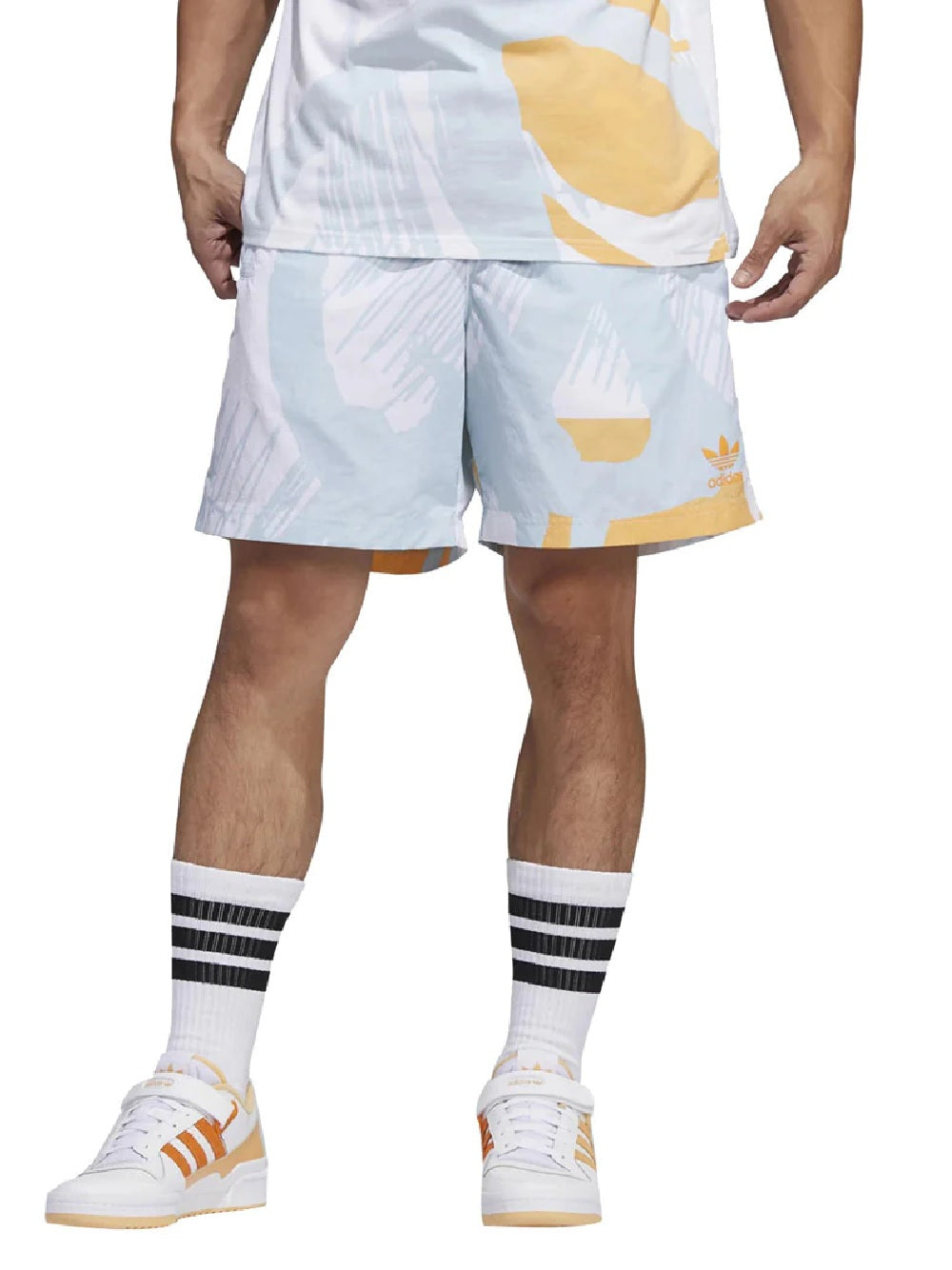Bermuda Adidas modello HC2133 con elastico in vita, tasche con zip e logo stampato.