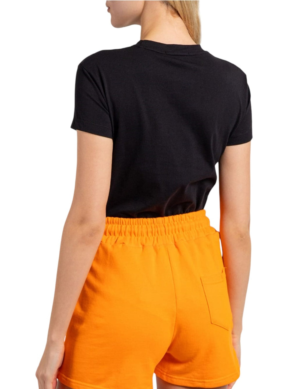 Camiseta negra Just Before con logo gráfico en la parte delantera. Una prenda icónica, al más puro estilo J.B4.