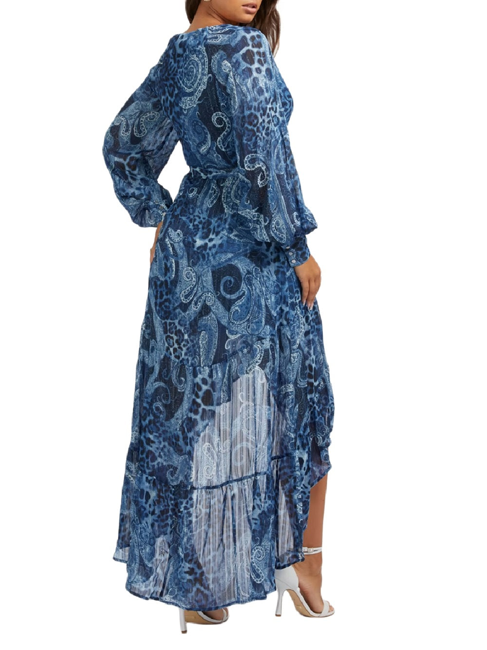 Vestido largo Guess con estampado paisley, escote en pico, manga larga.