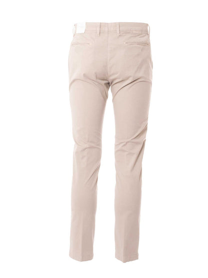 Pantalón chino de algodón Les Copains con pierna recta y bolsillos franceses en los laterales.