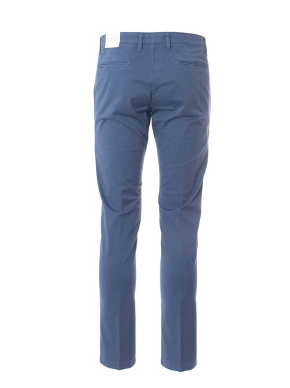 Pantalón chino de algodón Les Copains con pierna recta y bolsillos franceses en los laterales.