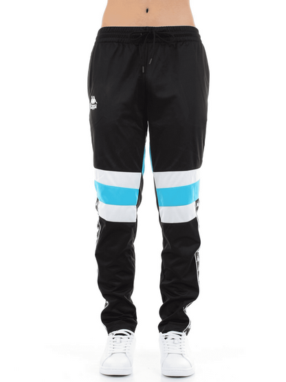 Pantalón Kappa con bolsillos laterales, bolsillo trasero con cremallera, cintura elástica con cordón interno, banda jacquard Omini con perfiles aplicados en los lados.