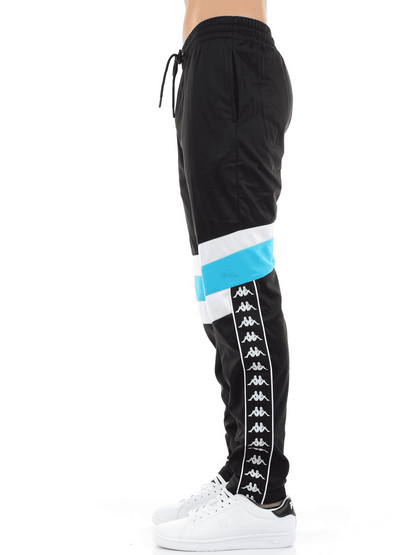 Pantalón Kappa con bolsillos laterales, bolsillo trasero con cremallera, cintura elástica con cordón interno, banda jacquard Omini con perfiles aplicados en los lados.