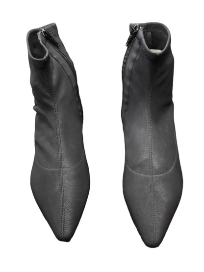 Tronchetto Twinset modello DA8PPA a punta con tacco basso realizzato in morbida nappa nera