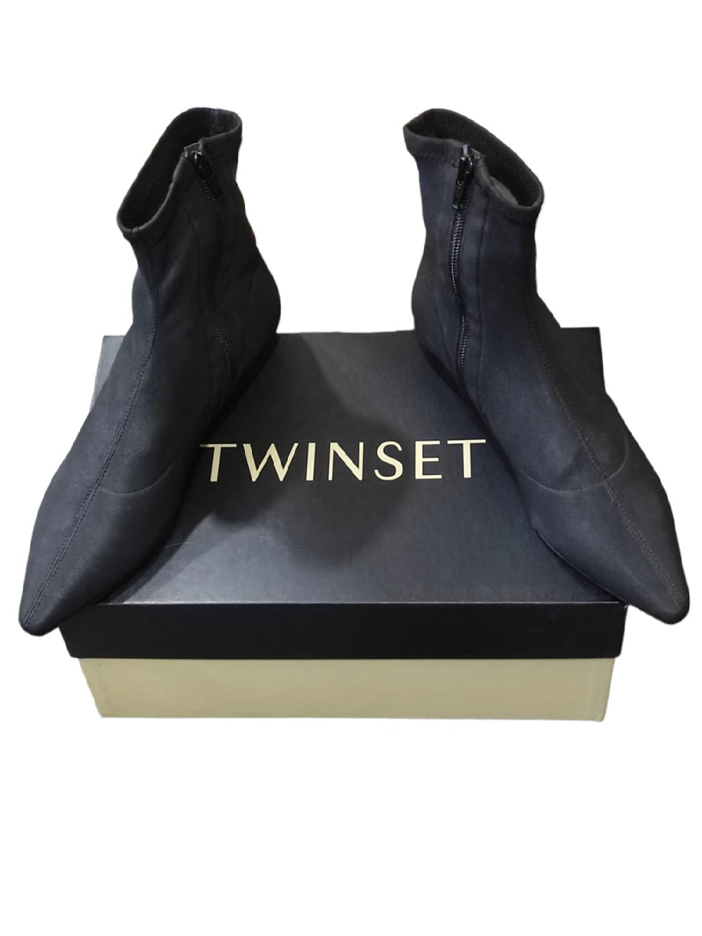 Tronchetto Twinset modello DA8PPA a punta con tacco basso realizzato in morbida nappa nera