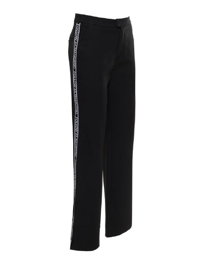 Pantalón sin cuatro bolsillos con logo, cierre de cremallera y botón.