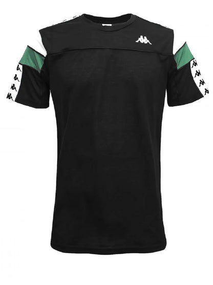 Camiseta Kappa modelo 303WSB0 banda 222 con repetición de logo en hombros y mangas