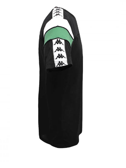 Camiseta Kappa modelo 303WSB0 banda 222 con repetición de logo en hombros y mangas