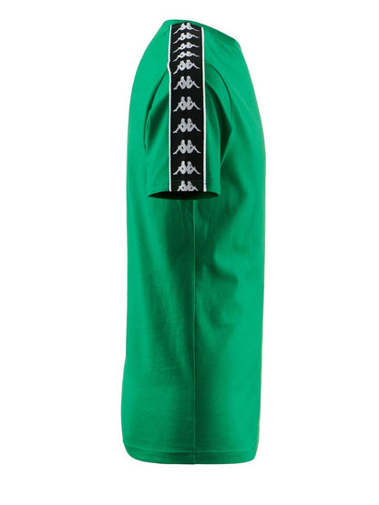 Camiseta Kappa modelo 303WGB0 975 con banda lateral con logo.