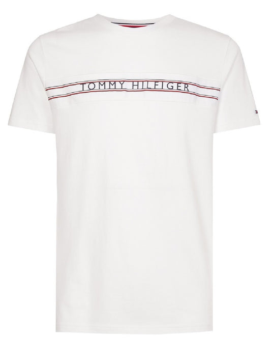 T-Shirt modello UM0UM02422 con iconica bandierina Tommy Hilfiger ricamata orizzontali sul petto.