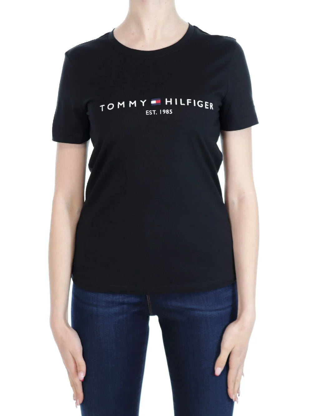 T-shirt Tommy Hilfiger modello WW0WW31999 decorata dall'iconico logo sul petto. Bandierina ricamata sulla manica sinistra.