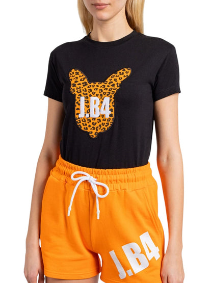 Camiseta negra Just Before con logo gráfico en la parte delantera. Una prenda icónica, al más puro estilo J.B4.