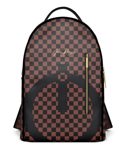 La mochila Alviero Gold Street presenta una cremallera de metal dorado tanto en la parte superior como en la parte delantera.