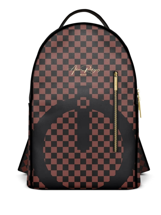 La mochila Alviero Gold Street presenta una cremallera de metal dorado tanto en la parte superior como en la parte delantera.