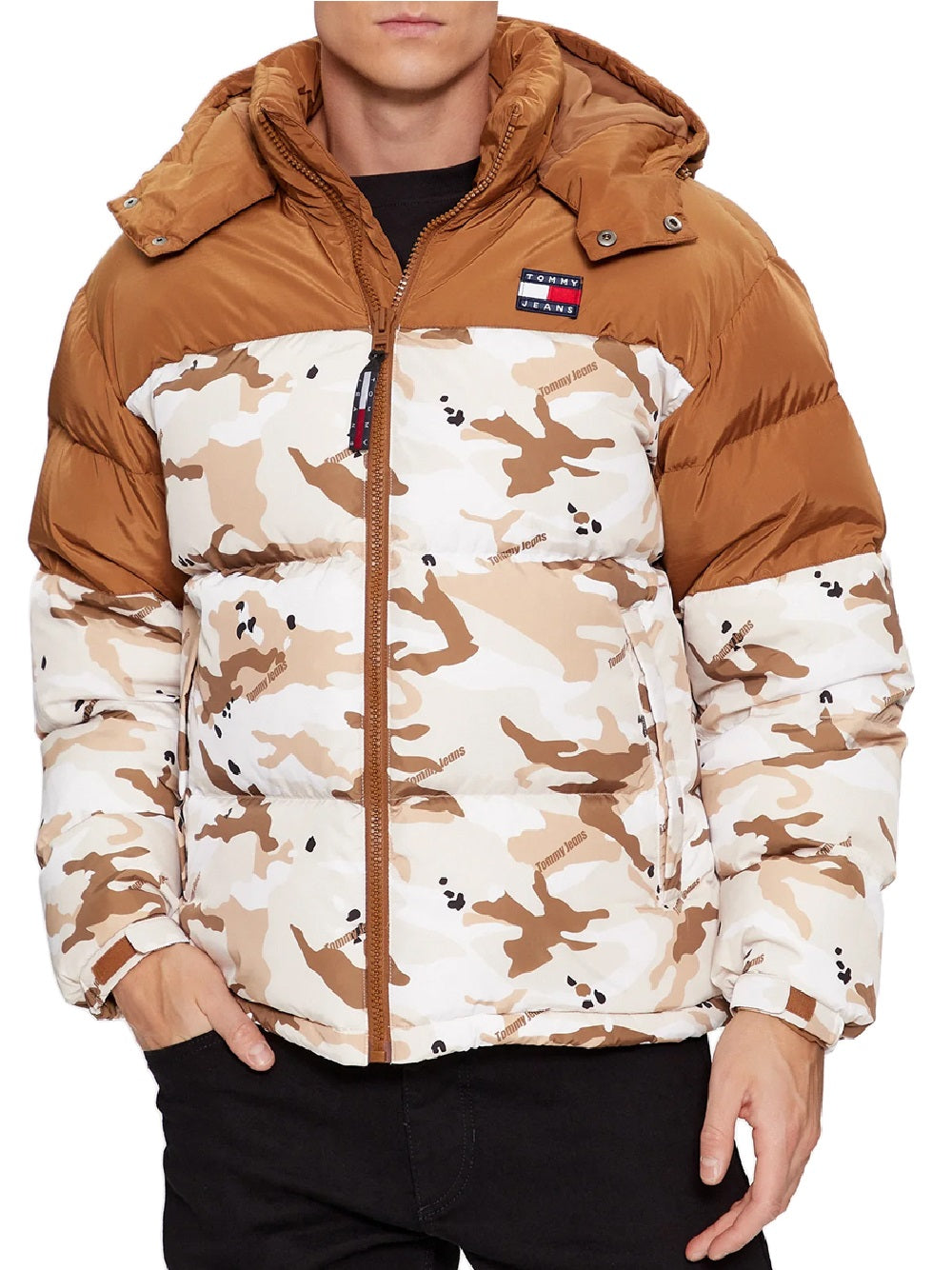 Piumino Tommy Hilfiger modello DM0DM17224 camouflage panna sabbia camel con collo alto e cappuccio tag flag sul petto chiusura zip e imbottitura in piuma.