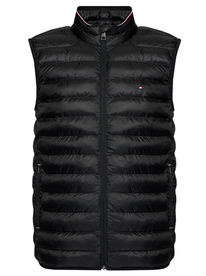 Chaleco Tommy Hilfiger modelo MW0MW18762 con acolchado horizontal y logotipo de Tommy Hilfiger bordado en el pecho izquierdo