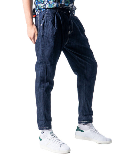 Exhibición de jeans para hombre